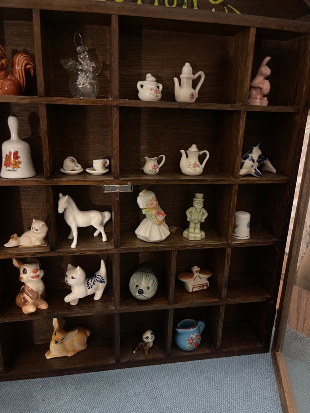 Vintage My Collection By Enesco Wooden Miniature Display Cabinet & 27 pieces - Picture 4 of 9